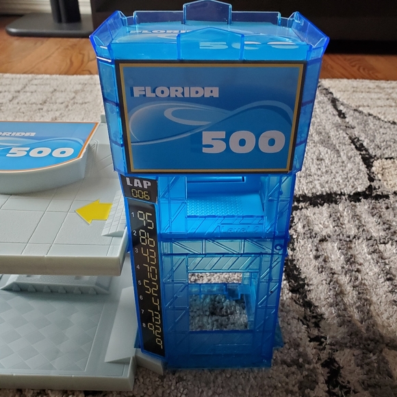 Disney Pixar Cars Piston Cup Garage Playset and 3 Pixar Cars - Picture 7 of 16